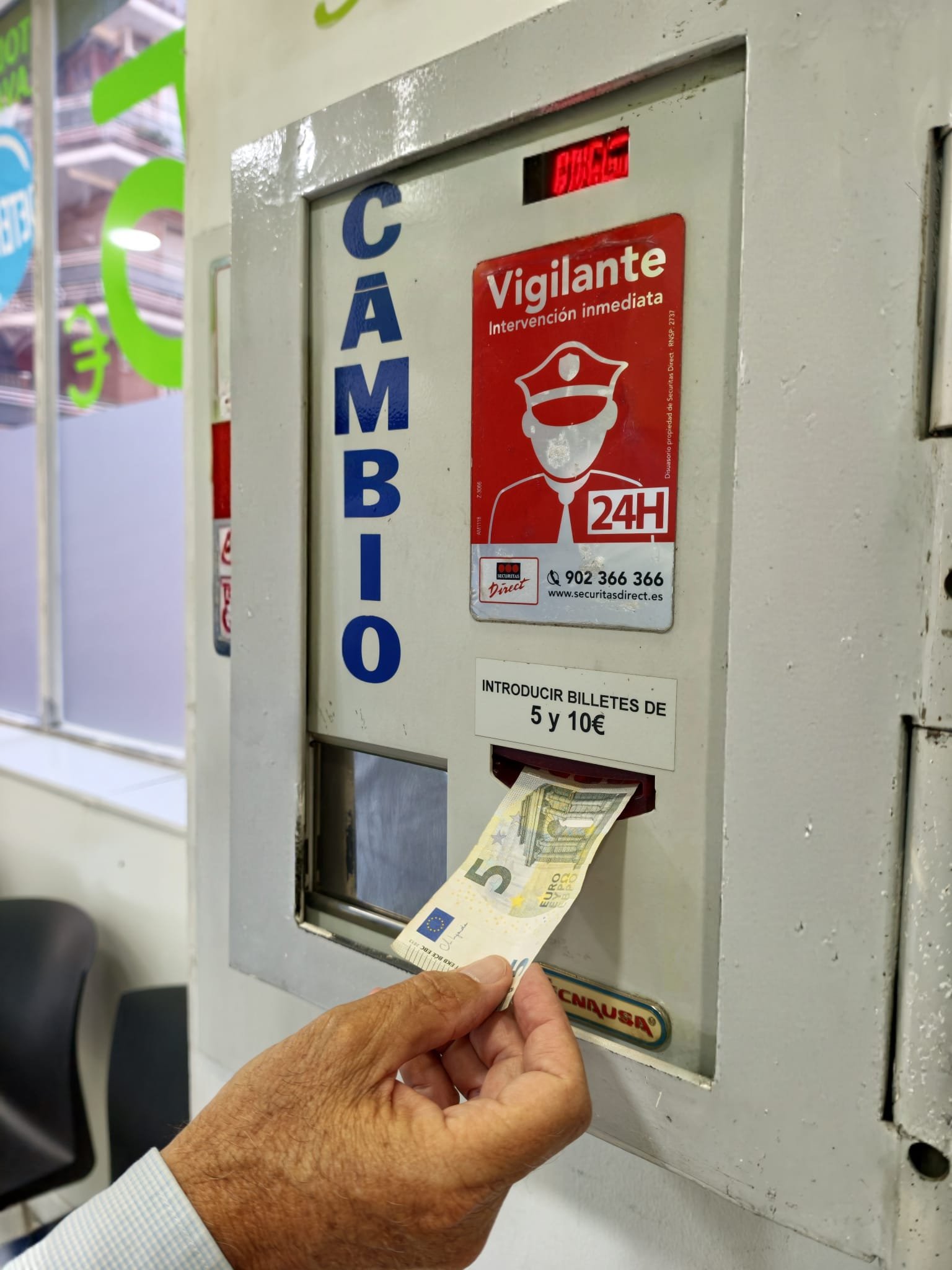 Máquina de cambio de Colada Exprés que admite billetes de 5 y 10 euros, sólo para efectivo