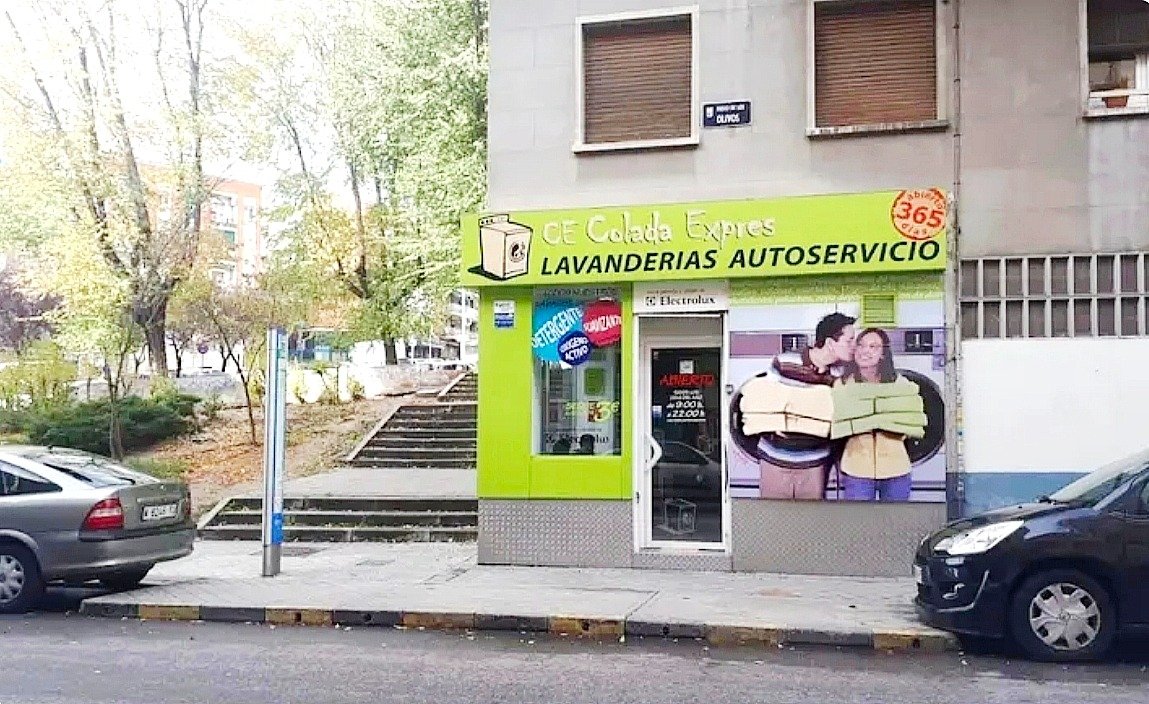Fachada de Colada Exprés con el rótulo verde lima, abierto 365 días