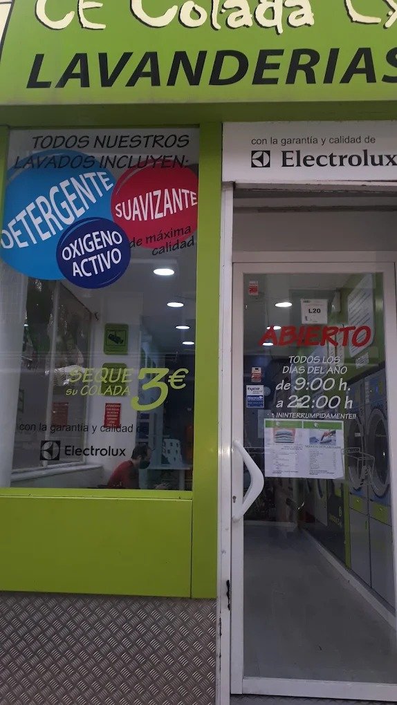 Escaparate de Colada Exprés con los precios reales: seque su colada por 3€, detergente, suavizante y oxígeno activo incluidos, abierto de 9:00 a 22:30 los 365 días
