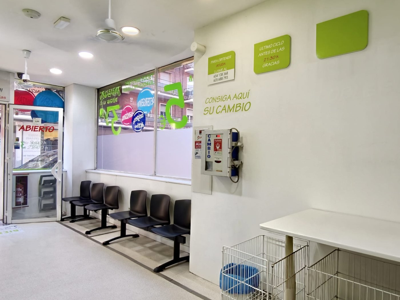 Zona de espera de Colada Exprés con asientos cómodos y mesa de doblado